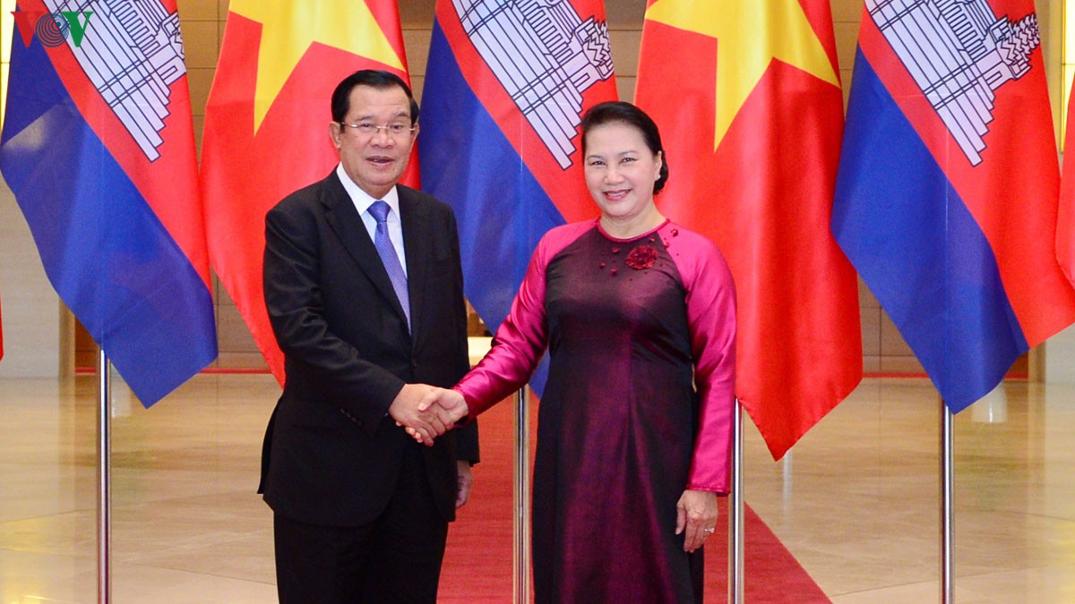 Chủ tịch QH hội kiến Thủ tướng Vương quốc Campuchia