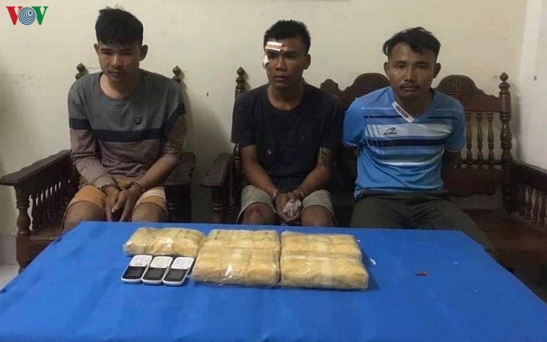 Nghe VietNamNet: Bắt 3 người Lào vận chuyển 30.000 viên ma túy vào Việt Nam