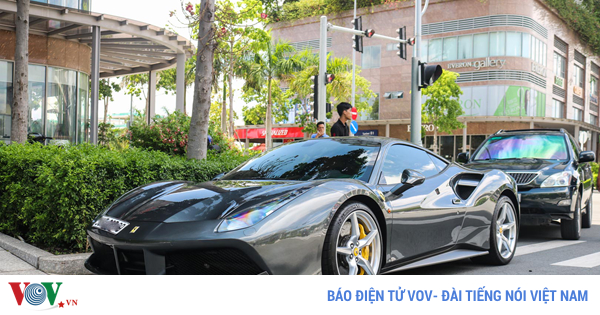 Bắt gặp Ferrari 488 GTB đầu tiên về Việt Nam dạo phố