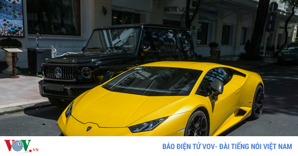 Lamborghini Huracan màu vàng nổi bật trên phố ngày cuối tuần