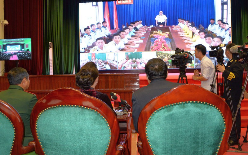 chu tich quoc hoi tham, chuc mung quan chung hai quan, quan khu 3 hinh 2