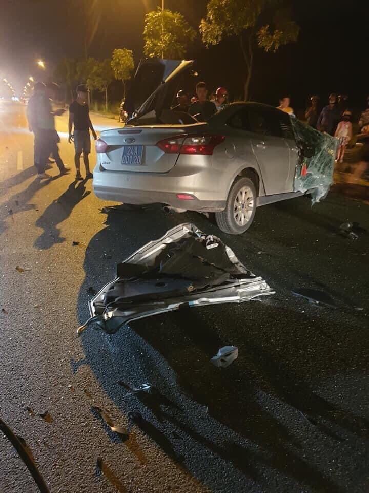 va cham manh giua 2 xe bien xanh, 1 nguoi bi thuong nang hinh 2