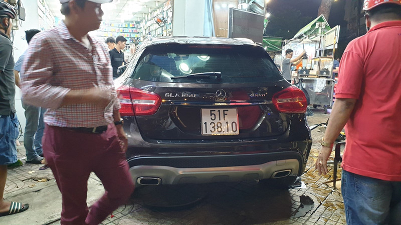 nu tai xe lai mercedes tong xe, nguoi nam la liet:bat ngo nguon goc xe hinh 4