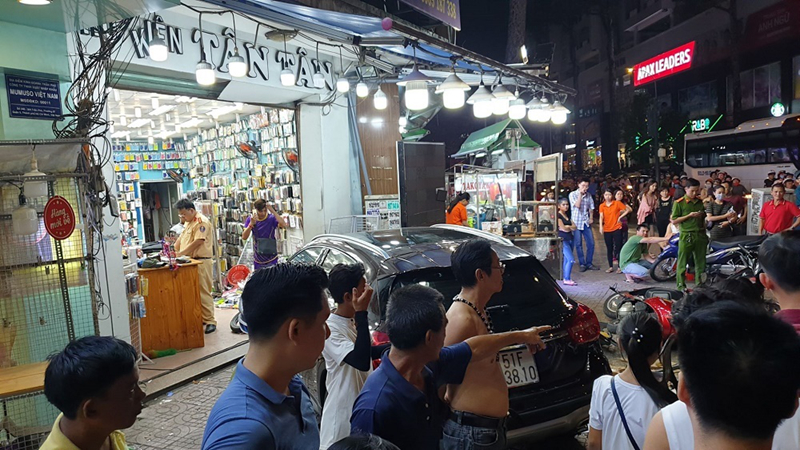 nu tai xe lai mercedes tong xe, nguoi nam la liet:bat ngo nguon goc xe hinh 13