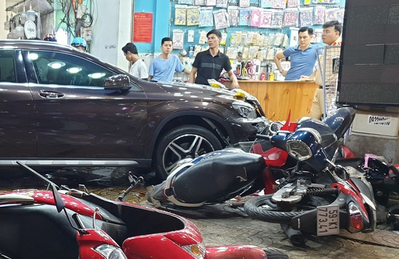 nu tai xe lai mercedes tong xe, nguoi nam la liet:bat ngo nguon goc xe hinh 7