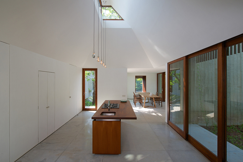 ngoi nha khong cua thoang va sang den bat ngo hinh 9