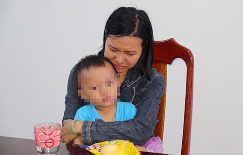 lua hon 70 ty tieu xai, nguoi phu nu o quang nam den cong an dau thu hinh 1