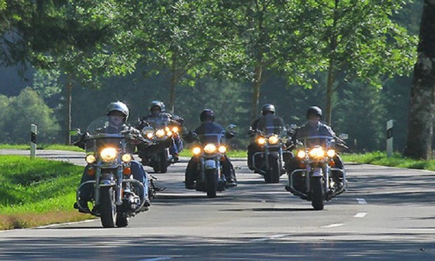 de xuat xe may bat den ca ban ngay: can thiet hay