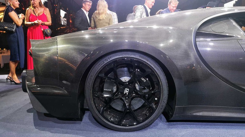 bugatti mang chiron super sport 300+ bui ban, con trung di trien lam hinh 3