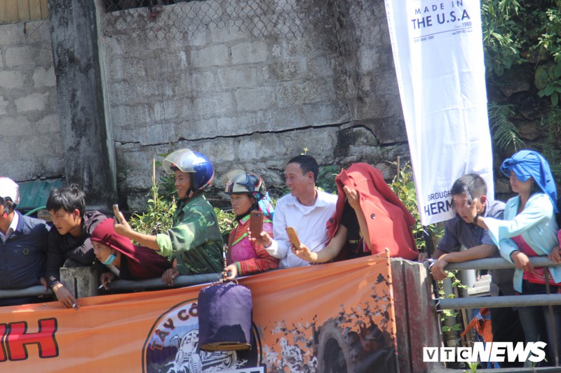 dan treo len noc nha xem o to so ke toc do duoi suoi ha giang hinh 10