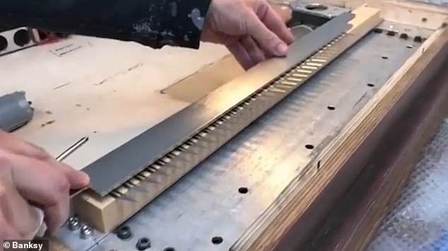 sung sot buc tranh cua banksy tri gia 31 ty dong tu dong tieu huy hinh 3