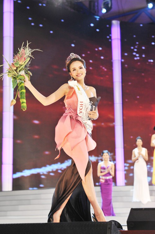 nhan sac bien doi den muc khong nhan ra cua hoa hau diem huong hinh 2