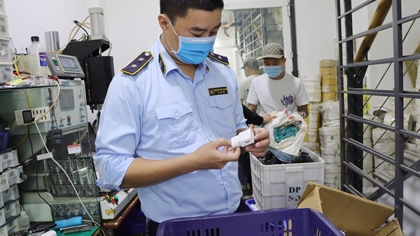 Thu giữ trên 11.200 sản phẩm sạc điện thoại, ipad giả mạo nhãn hiệu