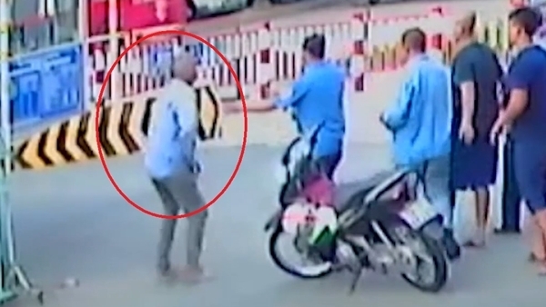 Chủ xe khách bị lái xe ôm đâm tử vong trong bến xe