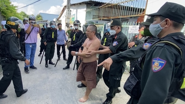 Khống chế kẻ tạt axít cố thủ trong phòng trọ