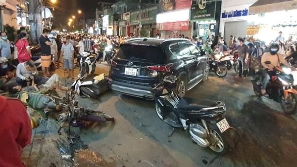 A 7-seater car hit 10 motorbikes, injuring many people, the driver abandoned the car and fled