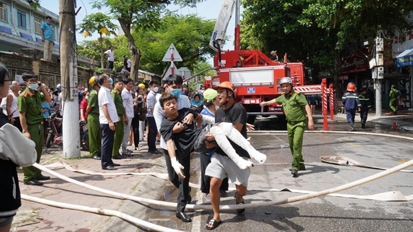 Cảnh sát kiệt sức, sốc nhiệt khi nỗ lực cứu 5 người mắc kẹt trong căn nhà cao tầng cháy dữ dội