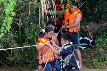 Giăng dây cứu hộ nhóm du khách bị mắc kẹt bên bờ suối ở Đà Nẵng