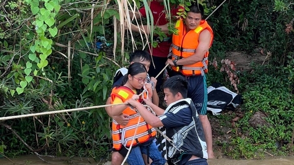 Giăng dây cứu hộ nhóm du khách bị mắc kẹt bên bờ suối ở Đà Nẵng
