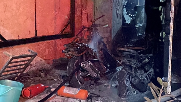 Cứu thoát 4 người trong vụ cháy nhà lúc nửa đêm ở quận trung tâm Hà Nội