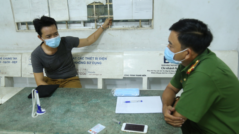 Khởi tố đối tượng đánh đập dã man con rieeng của vợ -0