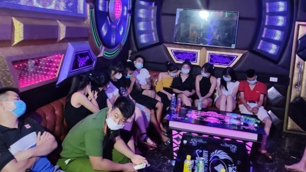 Bắt giữ 30 thanh, thiếu niên 'lắc lư' trong quán karaoke