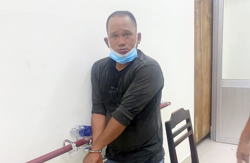 Thông chốt không thành, dùng dao tấn công lực lượng làm nhiệm vụ -0