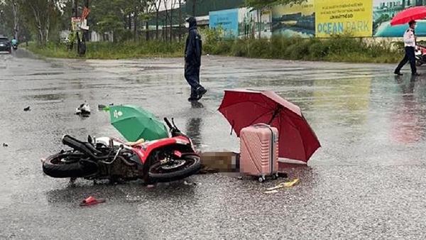 Hai người phụ nữ đi xe máy trong cơn mưa, bị sét đánh tử vong