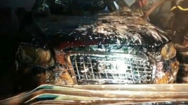 Siêu xe  Audi bị 'nướng chín' trong garage bốc cháy dữ dội