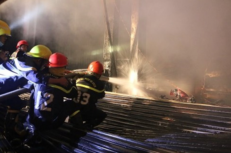 Garage ô tô bốc cháy làm hư hỏng chiếc Audi và 3 phương tiện khác -2