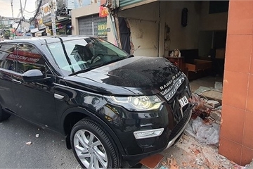 Xe Range Rover tông tử vong người đi đường rồi lao vào nhà