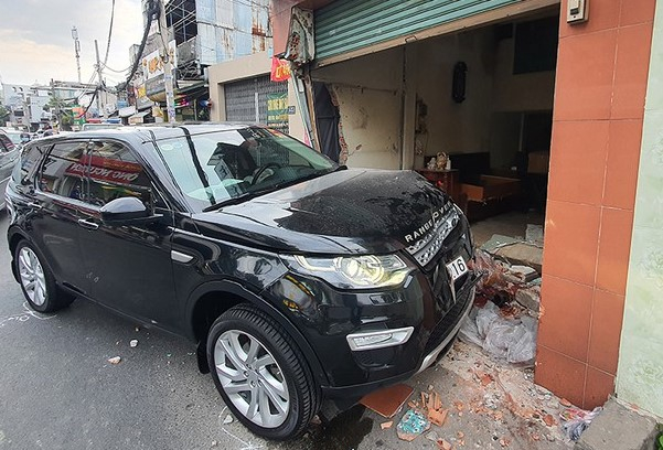 Range Rover tông tử vong người đi đường rồi lao vào nhà dân -0