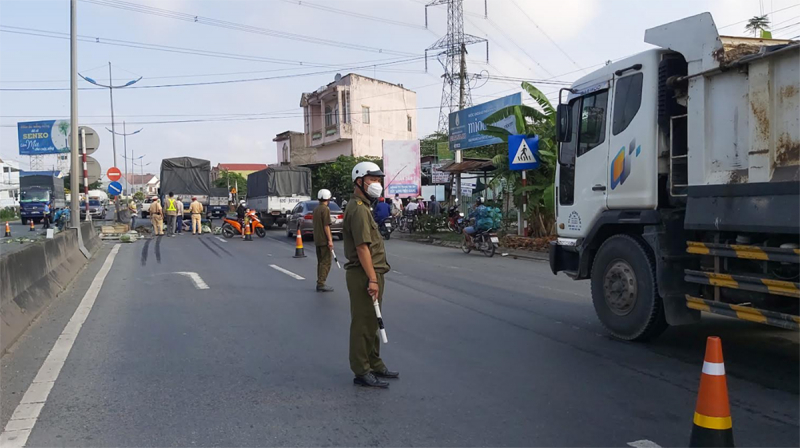 Tài xế xe ba gác chở rau tử vong tại chỗ sau khi va chạm với 2 xe tải -2