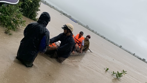 Gia Lai: Giải cứu 15 người dân bị lũ dữ cô lập trên sông