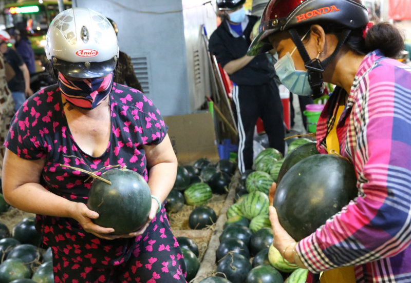 Dưa hấu bất ngờ “cháy hàng”, người chậm chân không dưa chưng Tết -2