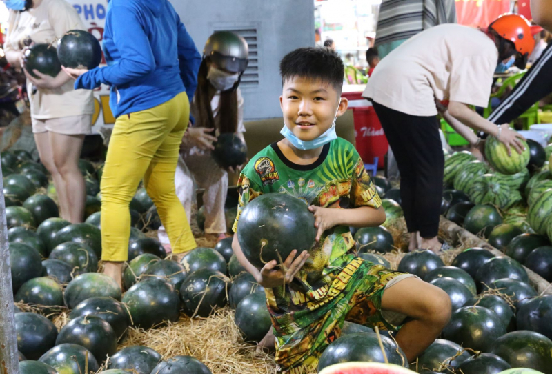 Dưa hấu bất ngờ “cháy hàng”, người chậm chân không dưa chưng Tết -3