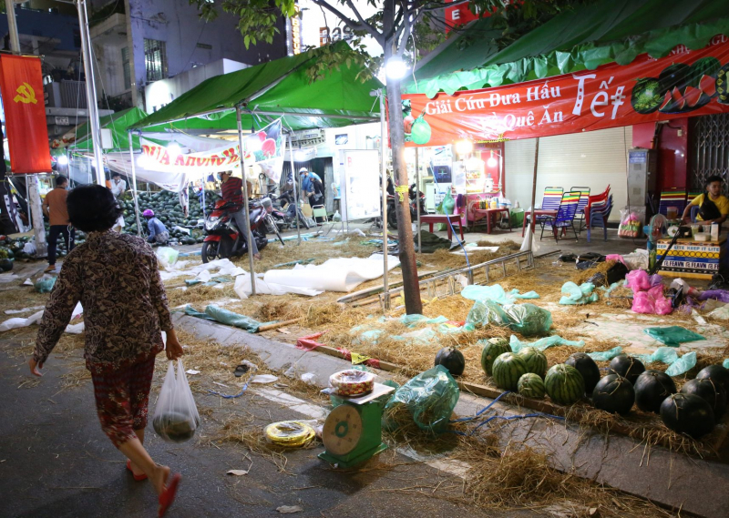 Dưa hấu bất ngờ “cháy hàng”, người chậm chân không dưa chưng Tết -4