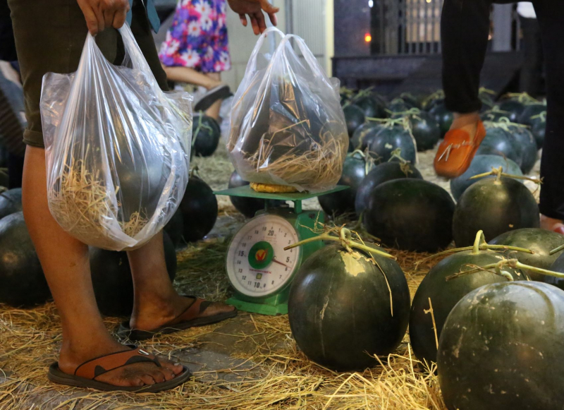 Dưa hấu bất ngờ “cháy hàng”, người chậm chân không dưa chưng Tết -7