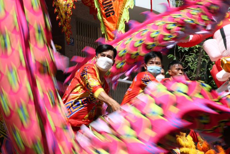 Đội nắng, xem lân sư rồng biểu diễn trên đường phố ngày mùng 2 Tết -1