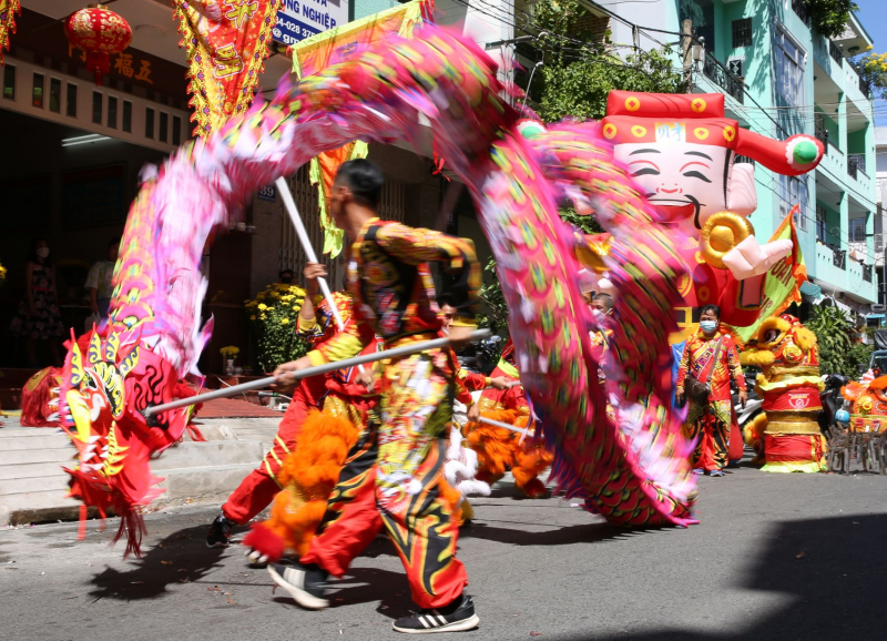 Đội nắng, xem lân sư rồng biểu diễn trên đường phố ngày mùng 2 Tết -2