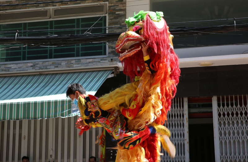 Đội nắng, xem lân sư rồng biểu diễn trên đường phố ngày mùng 2 Tết -4