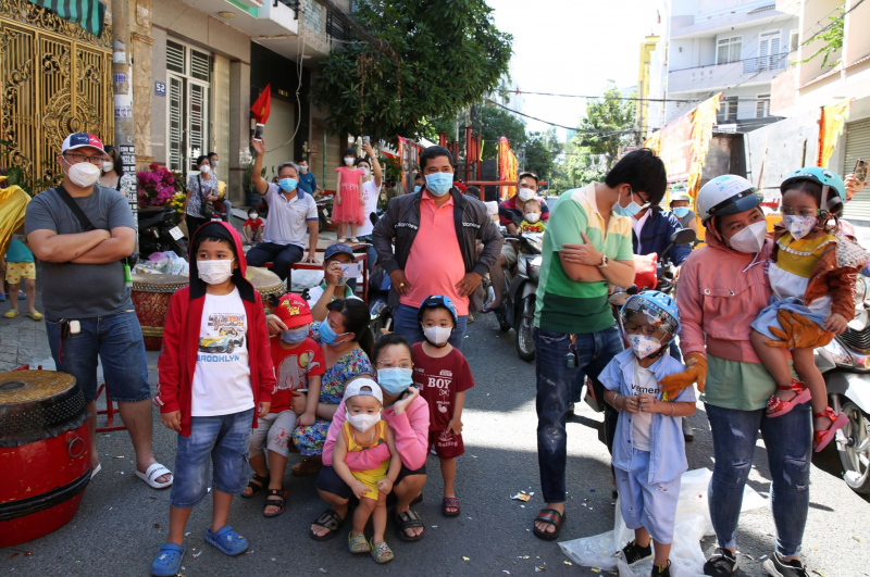 Đội nắng, xem lân sư rồng biểu diễn trên đường phố ngày mùng 2 Tết -8