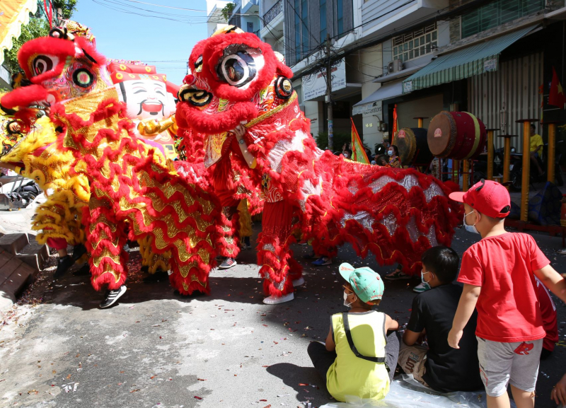 Đội nắng, xem lân sư rồng biểu diễn trên đường phố ngày mùng 2 Tết -5