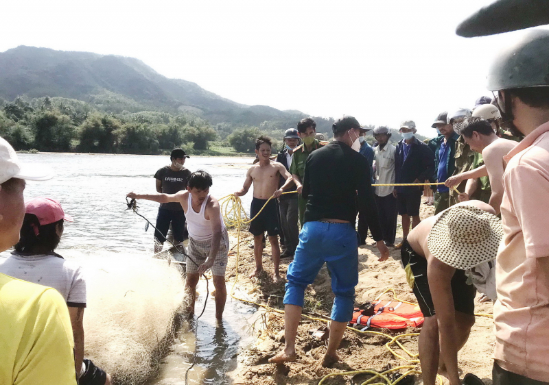 Thiếu niên mất tích khi tắm sông, bé gái tử vong do ngã xuống hồ nước -1