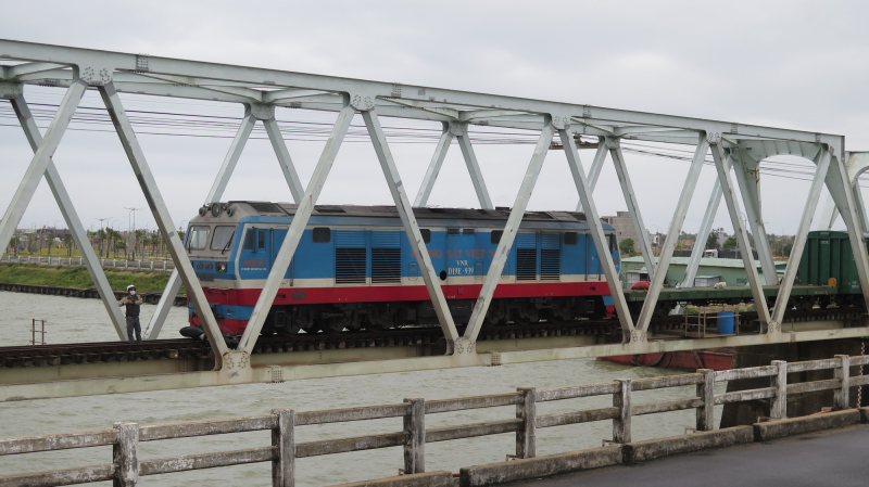  Nghe điện thoại khi băng qua đường sắt bị tàu lửa tông gãy chân -0