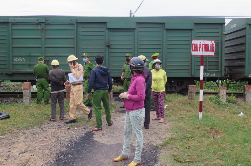 Nghe điện thoại khi băng qua đường sắt bị tàu lửa tông gãy chân -0
