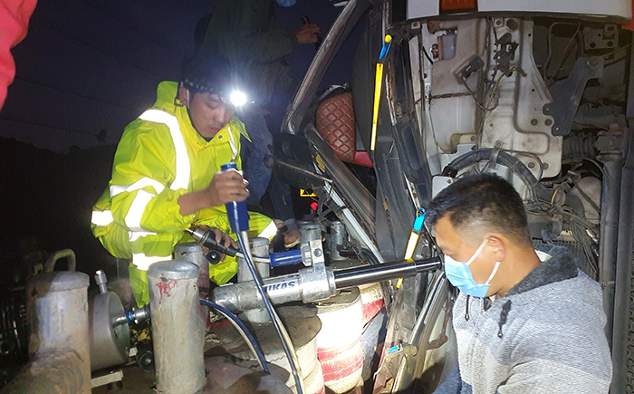 Đội cứu hộ trên đỉnh đèo Lò Xo -0