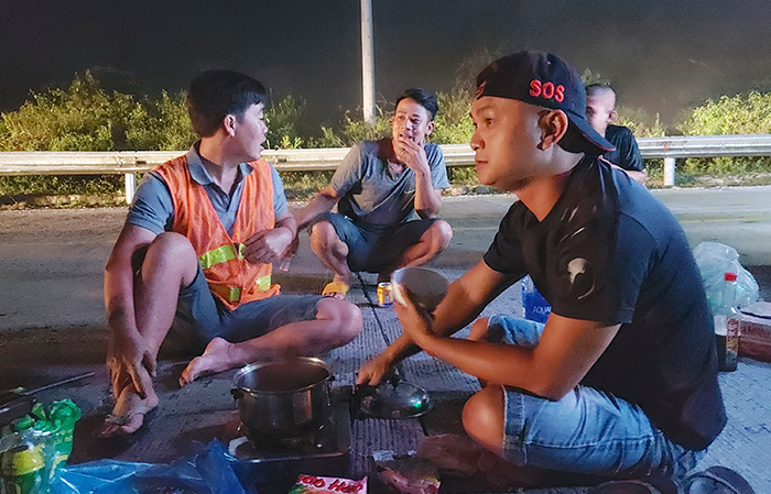 Đội cứu hộ trên đỉnh đèo Lò Xo -0