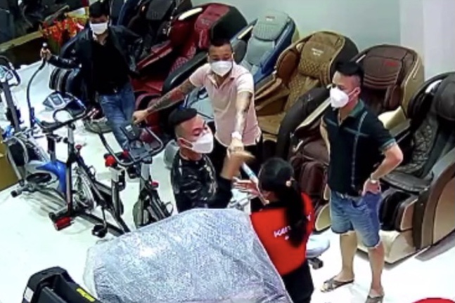 Cạnh tranh trong làm ăn, 1 thanh niên đánh chủ cửa hàng tổn thương não -0