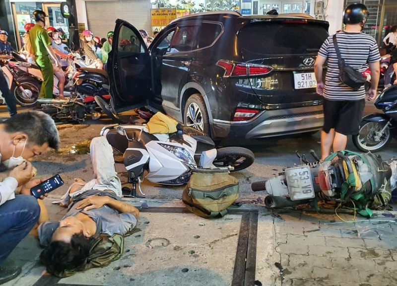 Xe 7 chỗ ôm cua lùa 10 xe máy, 4 người bị thương nặng -0